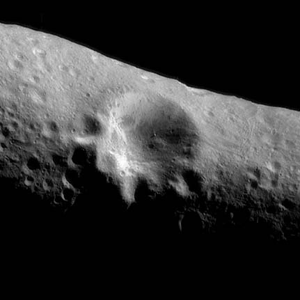 Large cratère sur l’astéroïde (433) Eros