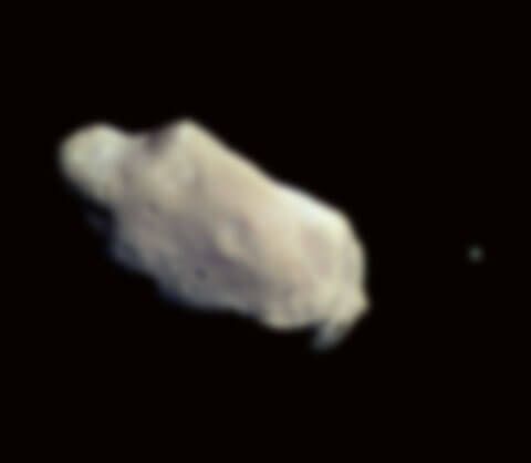 L’astéroïde (243) Ida et sa lune Dactyl photographiés le 28 août 1993 par la sonde Galileo.